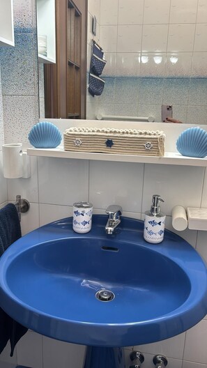 Shower, hair dryer, bidet, towels - Vrbo Property (Maiori)