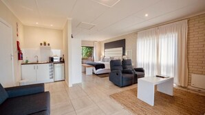 Ein modernes Wohnzimmer mit einer Couch, einem Couchtisch und einer Sitzecke.