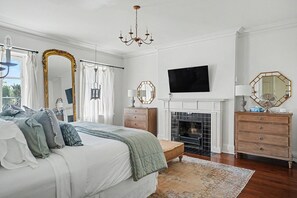 Room - Luxury Historic Mansion Overlooking Madison Square by Lucky Savannah (Savannah)