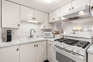 Private kitchen - Charming Carriage House Near Madison Sq, Walk Everywhere by Lucky Savannah (Savannah)