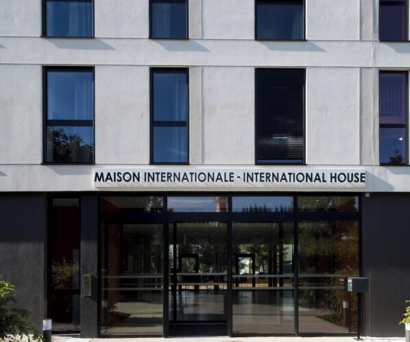 A modern building with a sign reading 'MAISON INTERNATIONALE - INTERNATIONAL HOUSE.' - Adonis Dijon Single Apartment (Dijon)