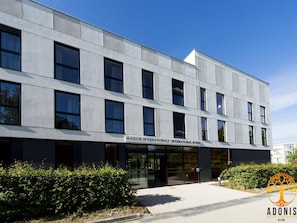 A modern building with a sign reading 'MAISON INTERNATIONALE - INTERNATIONAL HOUSE.' - Adonis Dijon Single Apartment (Dijon)