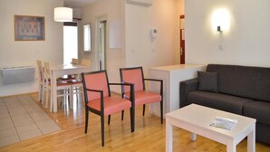 A living room with a sofa, a coffee table, and two chairs. - Apartment Near Lake Geneva and Mont Blanc (Herbeys)