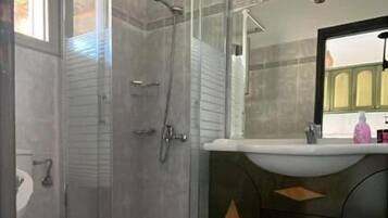 Douche, serviettes fournies, shampoing