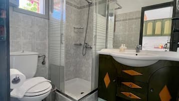 Shower, towels, shampoo