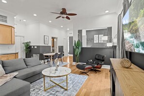 Apartemen, 4 kamar tidur | Area keluarga | Smart TV 55-inci dengan saluran TV digital dan layanan streaming