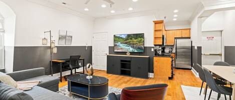Apartment, 4 Schlafzimmer | Wohnbereich | 55-Zoll-Smart-TV mit Digitalempfang, Streaming-Dienste