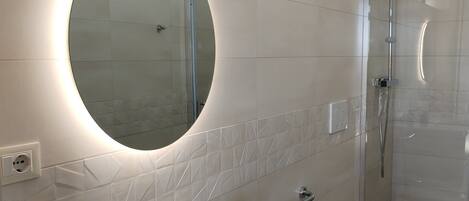 Shower, hair dryer, towels