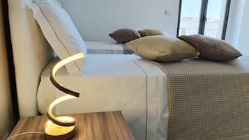 Tabla de planchar con plancha, wifi, ropa de cama