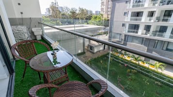 Apartamento clásico, vistas a la ciudad | Balcón