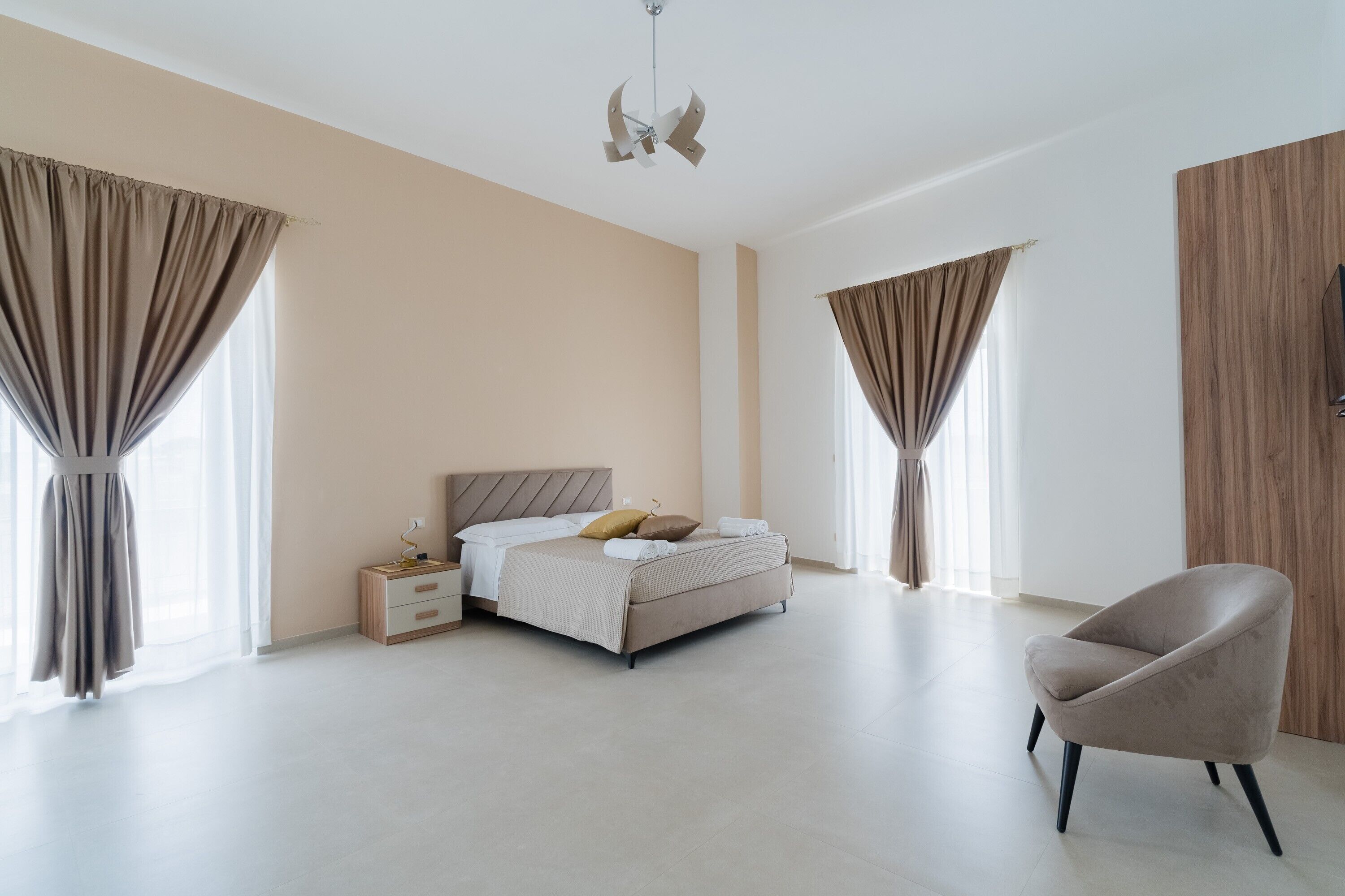 Tabla de planchar con plancha, wifi, ropa de cama