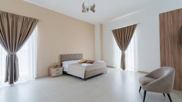 Tabla de planchar con plancha, wifi, ropa de cama