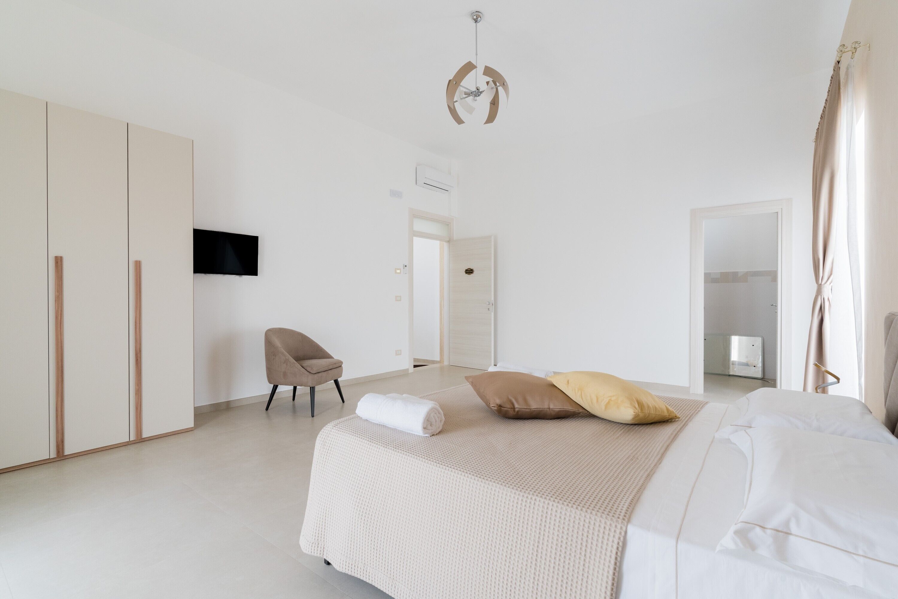 Tabla de planchar con plancha, wifi, ropa de cama