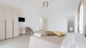 Tabla de planchar con plancha, wifi, ropa de cama
