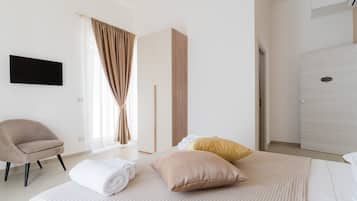 Tabla de planchar con plancha, wifi y ropa de cama
