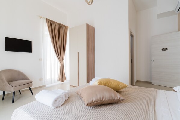 Tabla de planchar con plancha, wifi y ropa de cama 