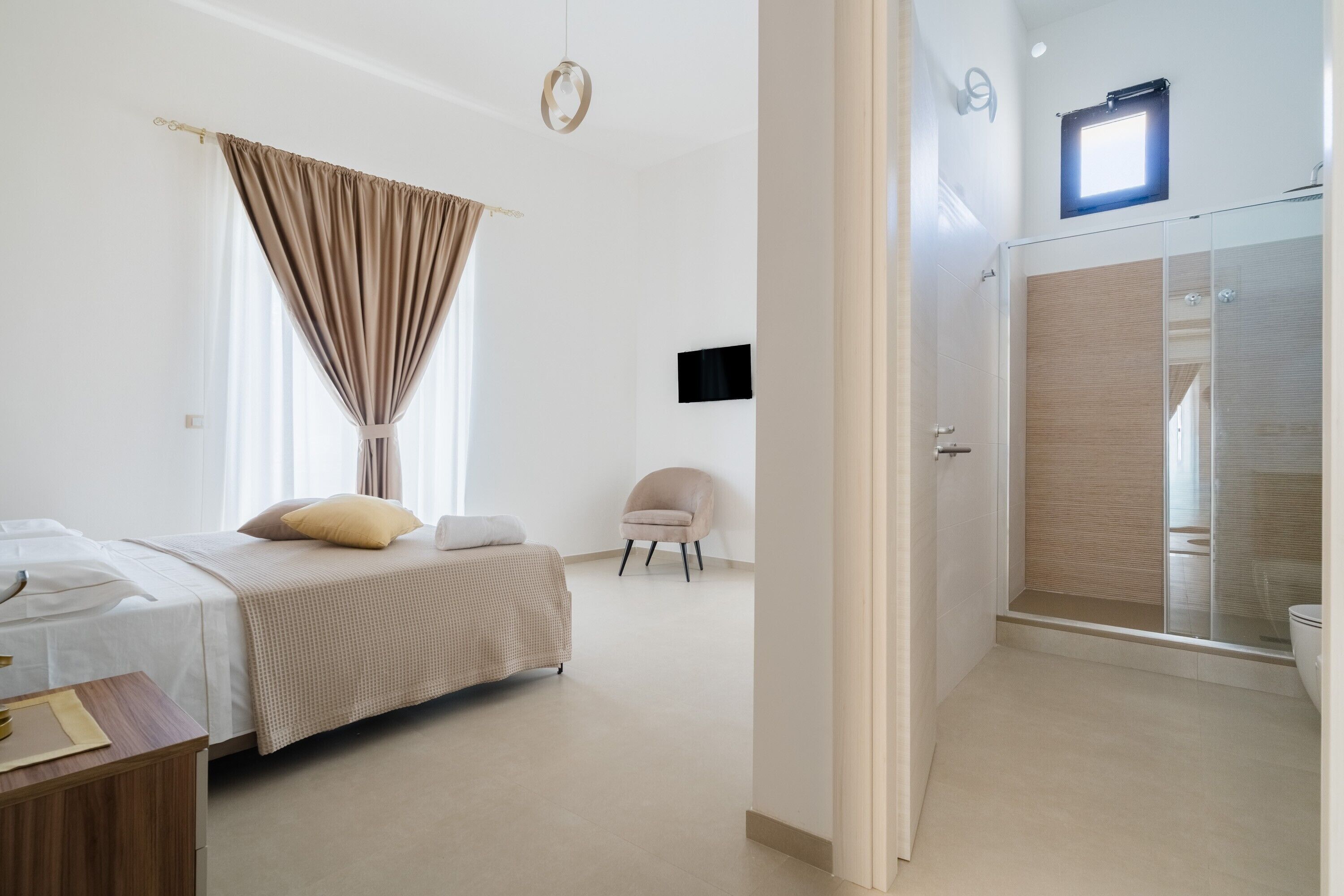 Tabla de planchar con plancha, wifi, ropa de cama