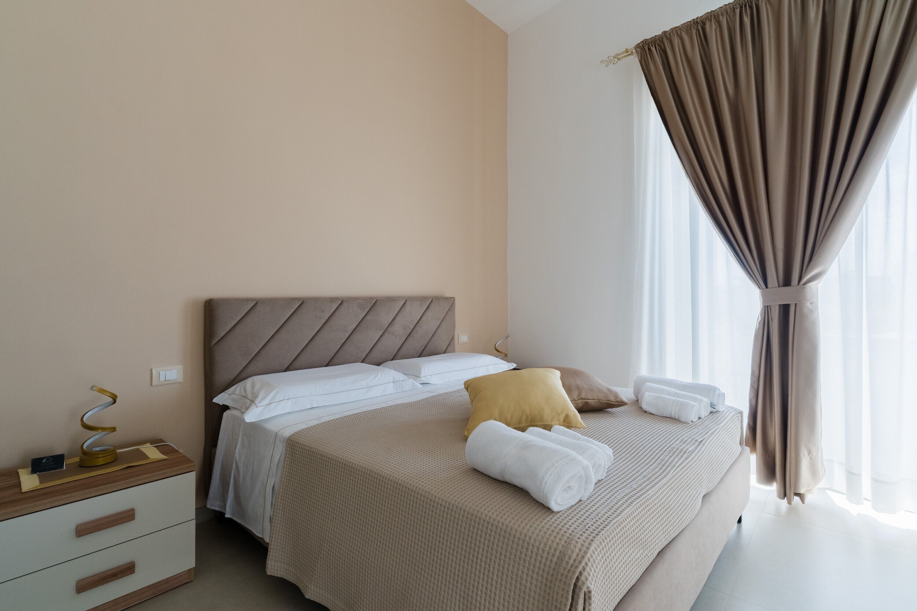 Tabla de planchar con plancha, wifi, ropa de cama