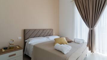Tabla de planchar con plancha, wifi, ropa de cama