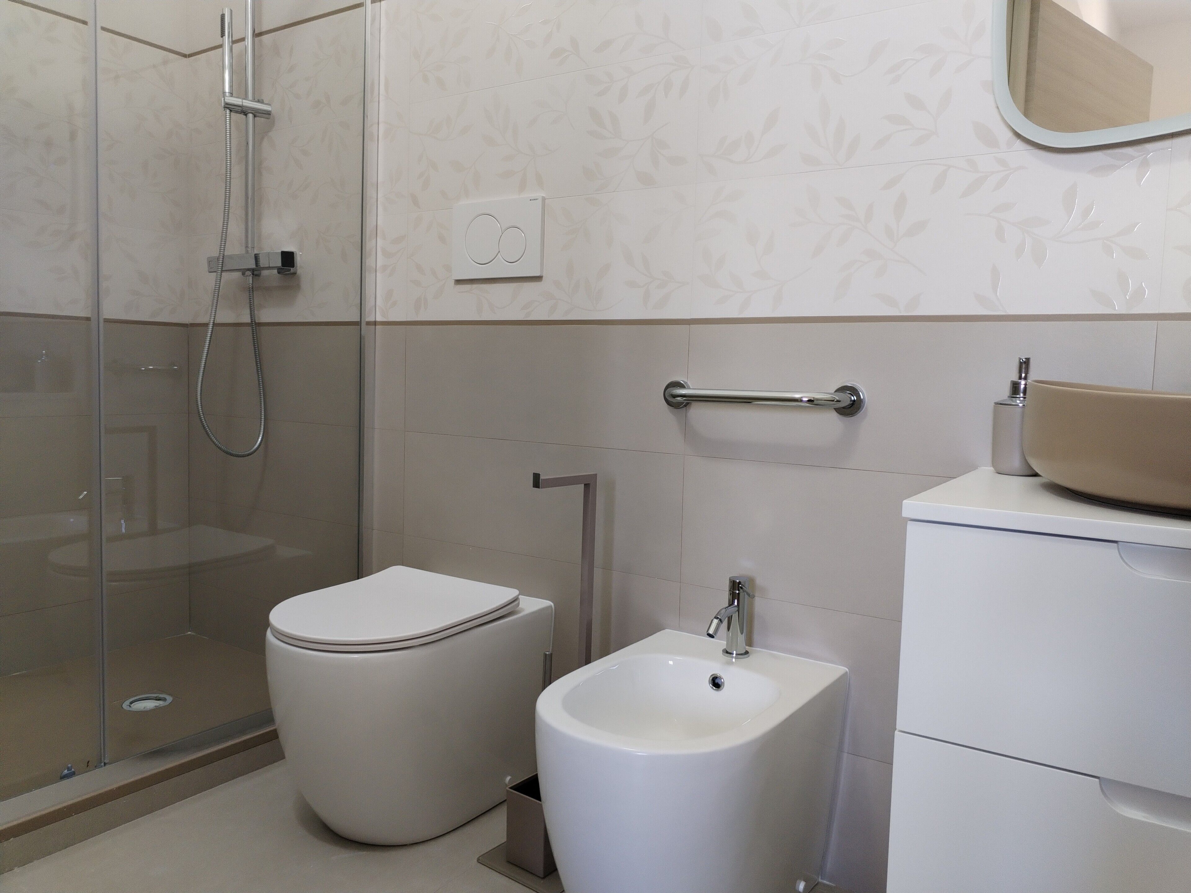 Douche, sèche-cheveux, serviettes fournies