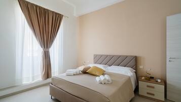 Tabla de planchar con plancha, wifi, ropa de cama