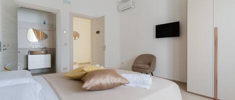 1 dormitori, planxa i posts de planxar, wifi i roba de llit