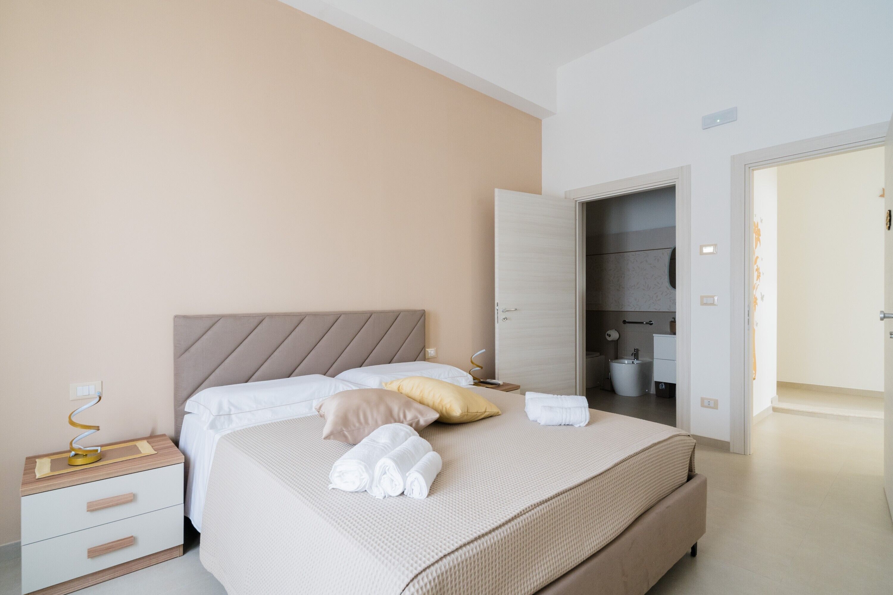 Tabla de planchar con plancha, wifi, ropa de cama