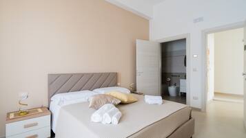 Tabla de planchar con plancha, wifi, ropa de cama