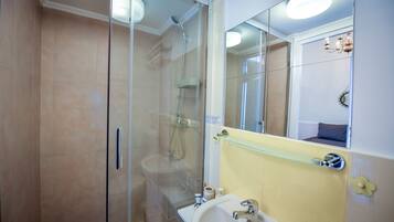 Camera familiare | Bagno | Doccia, asciugacapelli, pantofole, asciugamani