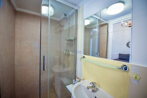 Habitació familiar | Bany | Dutxa, assecador de cabells, sabatilles i tovalloles 