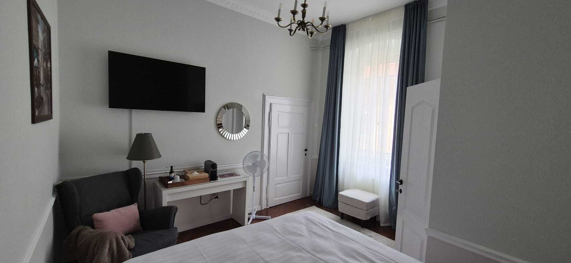 Habitación doble, vistas al patio | Cortinas opacas, tabla de planchar con plancha, wifi gratis