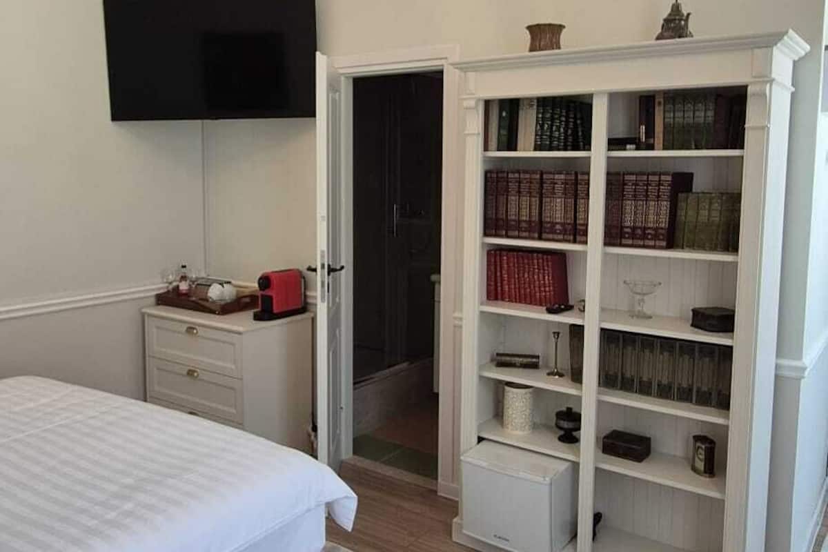 Chambre Double Standard, vue cour intérieure | Rideaux occultants, fer et planche à repasser, Wi-Fi gratuit
