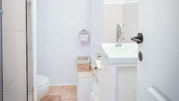 Standard Double Room, Courtyard View | Bathroom