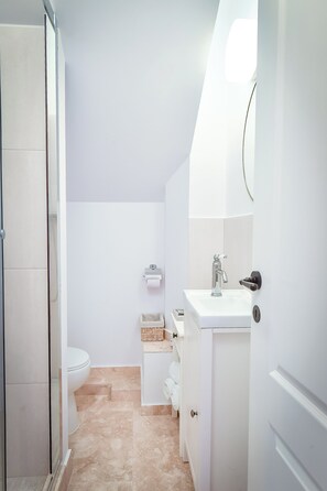 Standard Double Room, Courtyard View | Bilik Mandi | Pancuran mandi, pengering rambut, selipar, tuala disediakan 