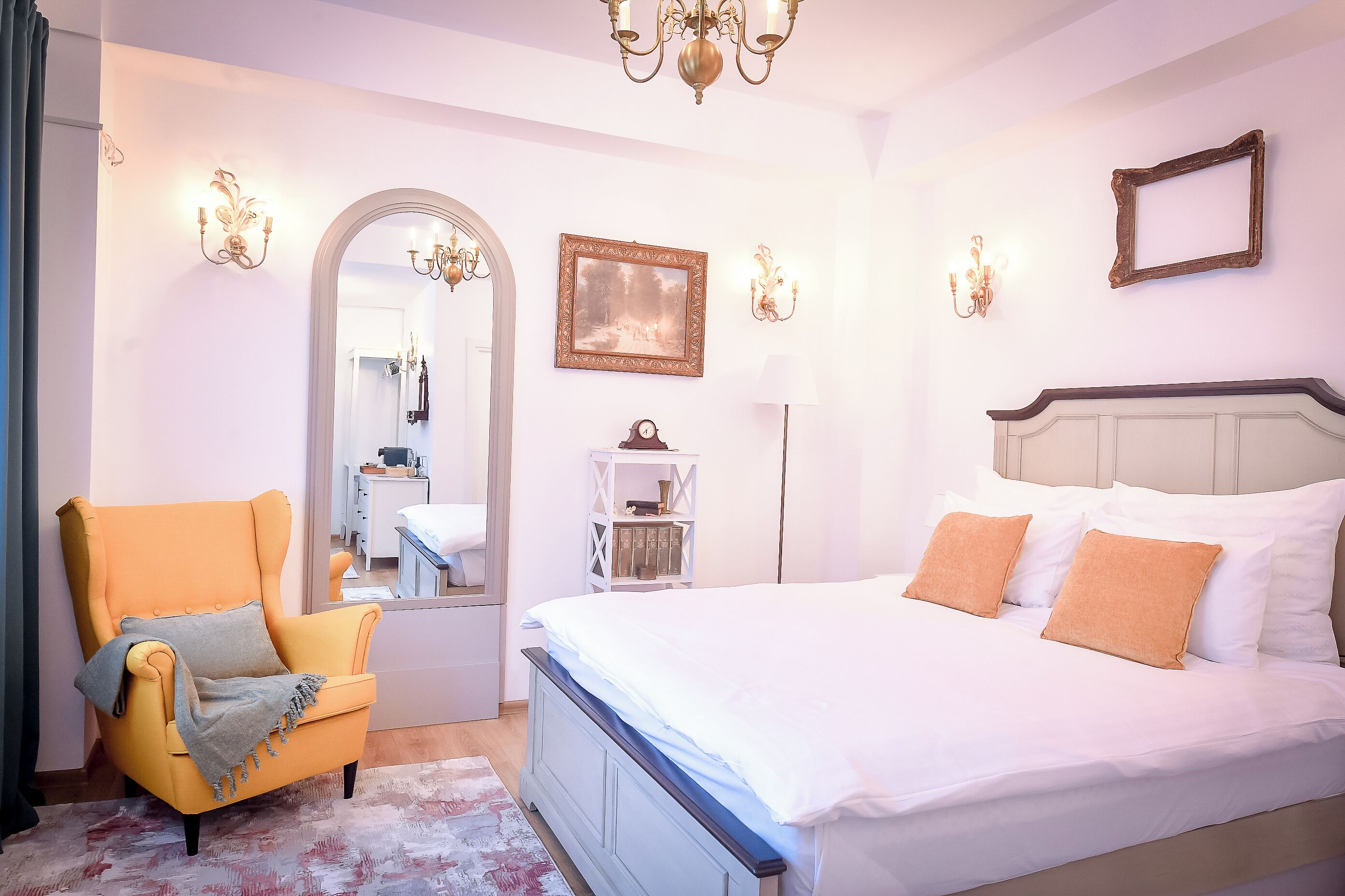 Habitación doble estándar, vista al patio | Tabla de planchar con plancha y wifi gratis 
