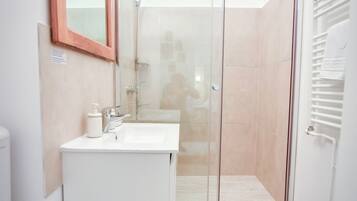 Tweepersoonskamer | Badkamer | Een douche, gratis toiletartikelen, een haardroger, pantoffels
