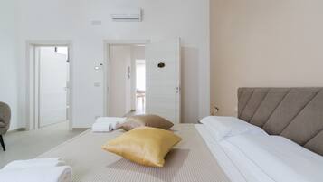 Tabla de planchar con plancha, wifi, ropa de cama