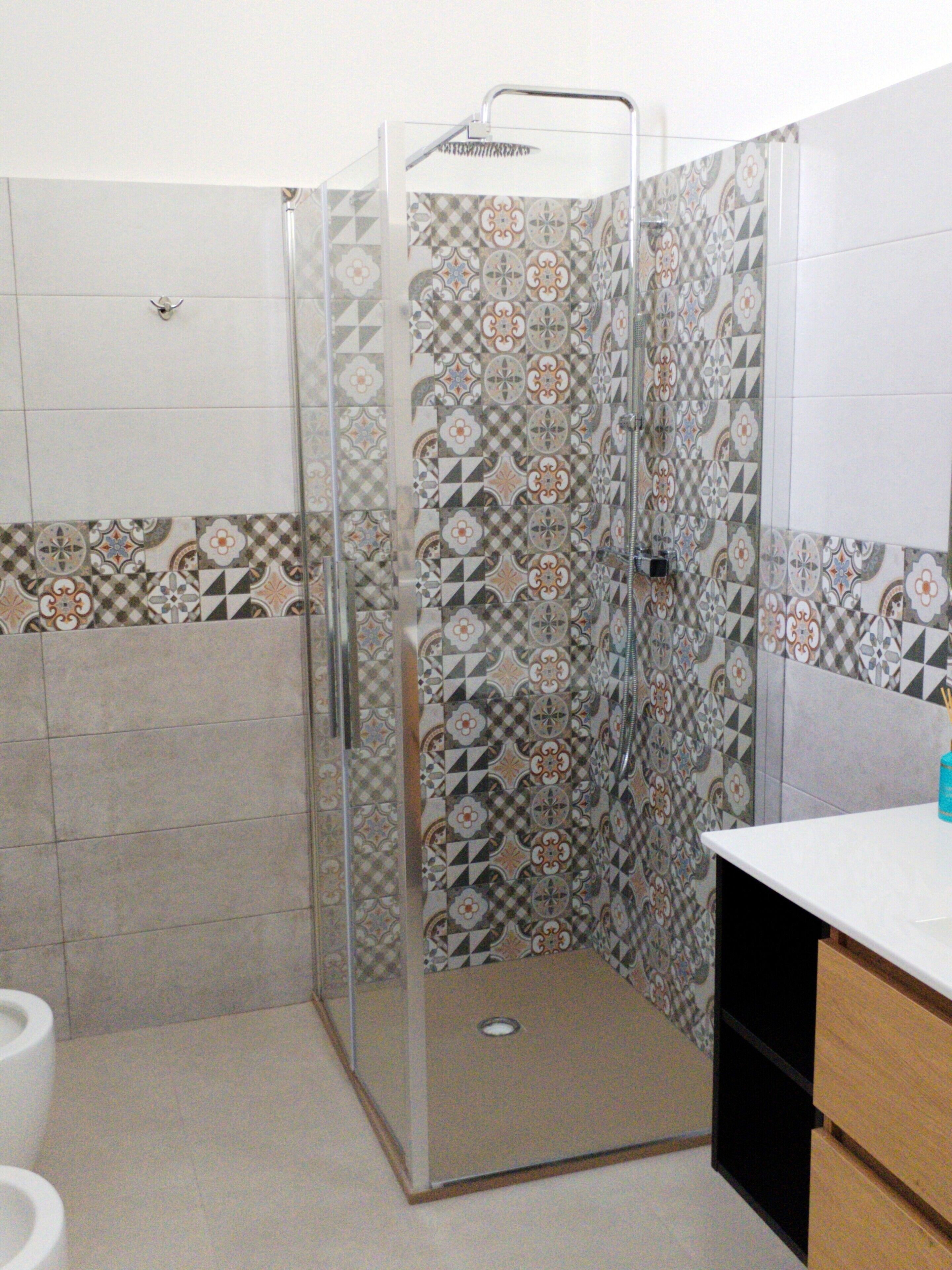 Douche, sèche-cheveux, serviettes fournies