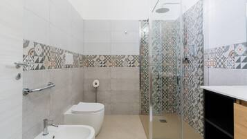 Shower, hair dryer, towels