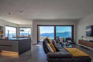 Biệt thự dành cho gia đình, 3 phòng ngủ, 2 phòng tắm (Pool Villa Soléa /w Panoramic Sea) | Khu phòng khách | Dàn stereo 