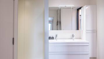 Comfort tweepersoonskamer, 1 queensize bed, niet-roken, uitzicht op de binnenplaats | Badkamer