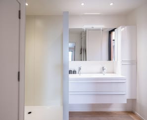 Quarto casal conforto, 1 cama Queen, para não fumantes, vista para o pátio | Banheiro