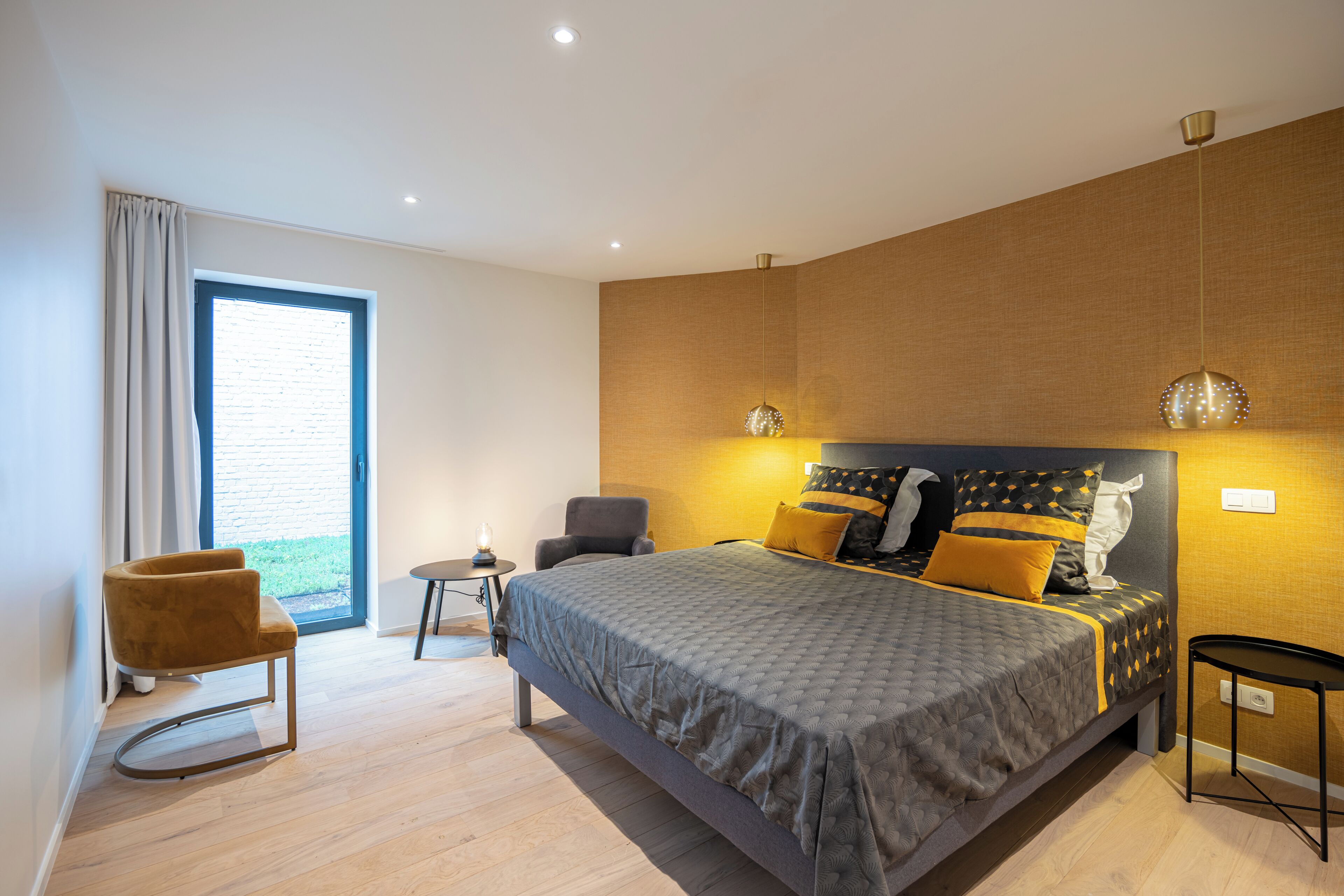 Quarto casal conforto, 1 cama Queen, para não fumantes, vista para o pátio | Cortinas blackout, ferros/tábuas de passar roupa, Wi-Fi de cortesia