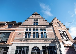 Exterior - Les Camuches de la Banque (Tournai)