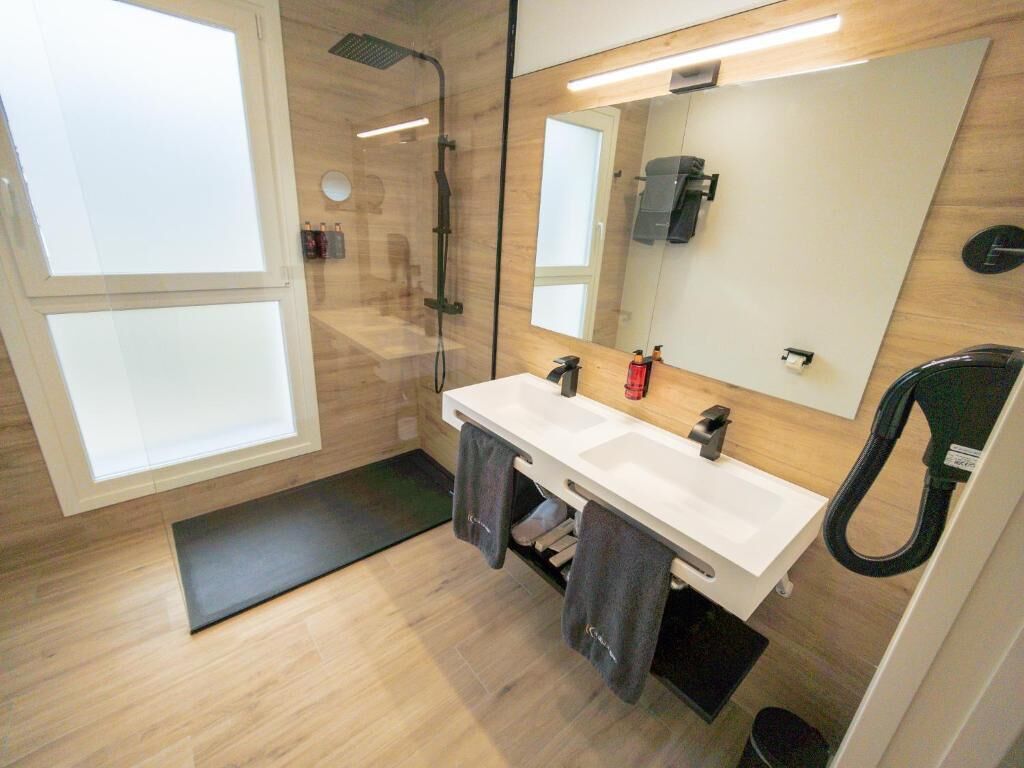 Habitación básica doble, 1 cama de matrimonio grande | Baño | Bañera, secador de pelo, toallas y jabón