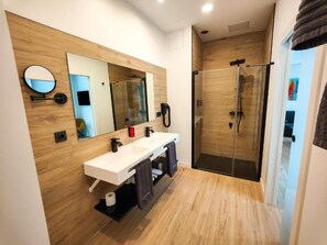 Amenidades de baño gratuitas, toallas, jabón, shampoo 