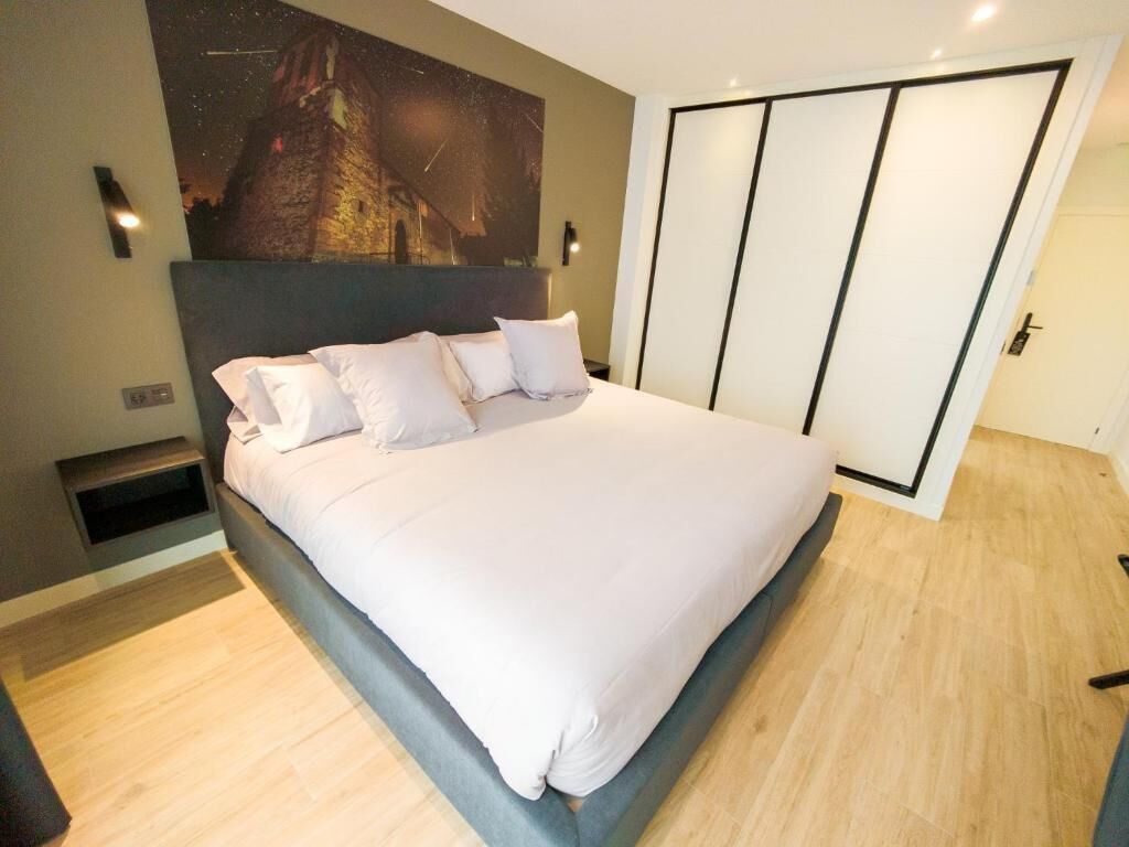 Habitación básica doble, 1 cama King size | Escritorio, wifi gratis y acceso para silla de ruedas 