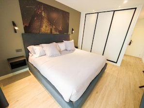 Habitación básica doble, 1 cama King size | Escritorio, wifi gratis y acceso para silla de ruedas 