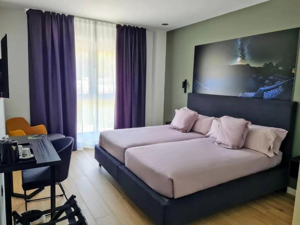Habitación Confort con 2 camas individuales, vista a la montaña | Escritorio, wifi gratis y acceso para silla de ruedas 