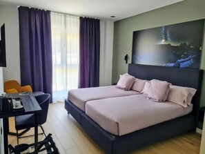 Habitación Confort con 2 camas individuales, vista a la montaña | Escritorio, wifi gratis y acceso para silla de ruedas 